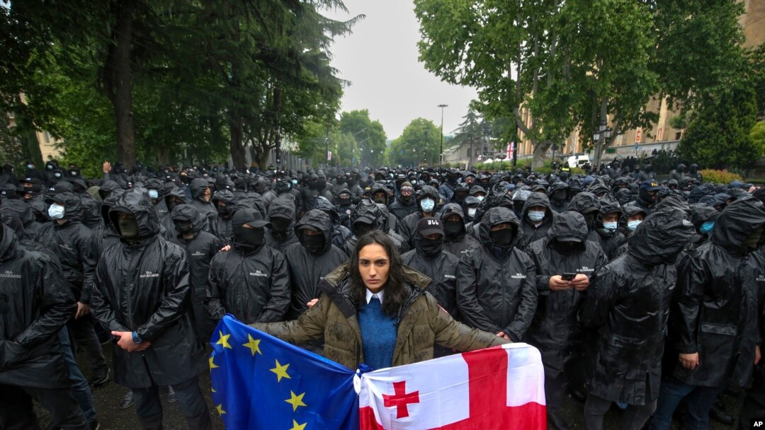 На акции протеста в Тбилиси против так называемого закона об "иноагентах". 14 мая 2024. 