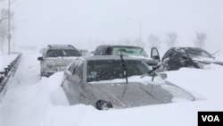 Por primera vez en años, la célebre ruta Lake Shore Drive en Chicago tuvo que ser cerrada.