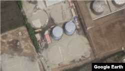 북한이 건설 중인 새 유류탱크 부지. 안쪽으로 여러 자재들이 놓여 있고, 주변엔 트럭들이 보인다. 제공=Maxar Technologies / Google Earth