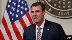 El gobernador de Oklahoma, Kevin Stitt, es el primer gobernador de EE.UU., que da positivo al nuevo coronavirus. Stitt anunció su contagio el 15 de julio de 2020.