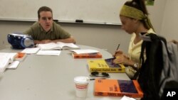 波士頓的一堂TOEFL課使用的教材。（資料照）