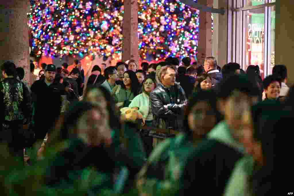 Los comercios abrieron sus puertas a las 5 de la mañana después del día de Acción de Gracias, en Estados Unidos, con la esperanza de que más gente vaya a las tiendas para completar sus listas de compras navideñas, a pesar de que este año el plazo de las rebajas es más corto.