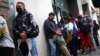 Migrantes venezolanos expulsados de EEUU y enviados de regreso a México hacen fila para regularizar provisionalmente su situación migratoria fuera de la Comisión Mexicana de Ayuda a Refugiados (COMAR), en Ciudad de México, el 18 de octubre de 2022. REUTERS/Edgard Garrido