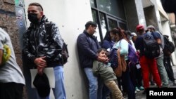 Migrantes venezolanos expulsados de EEUU y enviados de regreso a México hacen fila para regularizar provisionalmente su situación migratoria fuera de la Comisión Mexicana de Ayuda a Refugiados (COMAR), en Ciudad de México, el 18 de octubre de 2022. REUTERS/Edgard Garrido