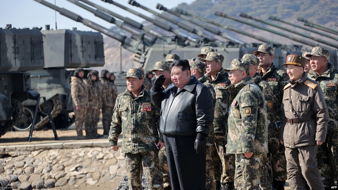 Pemimpin Korea Utara Kim Jong Un (tengah) bersama anggota Tentara Rakyat Korea (KPA) selama latihan artileri pasukan gabungan di lokasi yang dirahasiakan di Korea Utara. (Foto: via AFP)