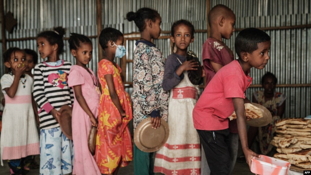 Abana bariko bahabwa ibifungurwa i Mekele, ku murwa mukuru w'intara ya Tigre muri Etiyopiya, kw'itariki ya 23/06/2021