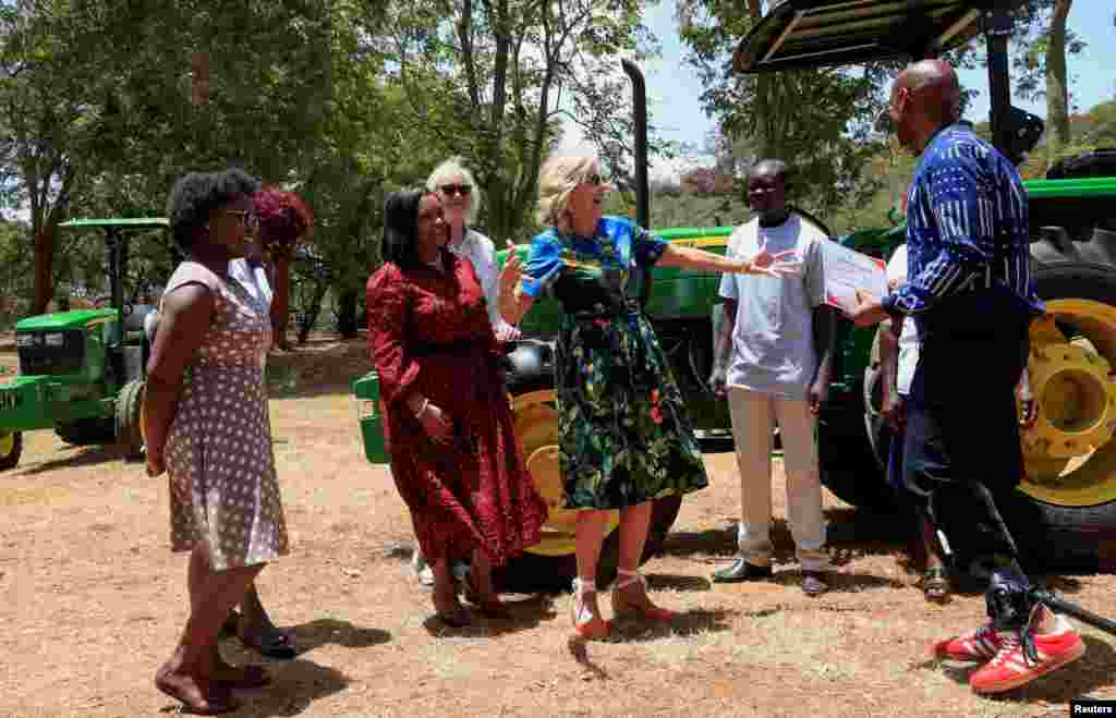 Mke wa rais wa Marekani Jill Biden na waziri wa masuala ya Afrika Mashariki Rebecca Miano wahudhuria maonyesho ya ujasiriamali yaliyoandaliwa na Hello Tractor.