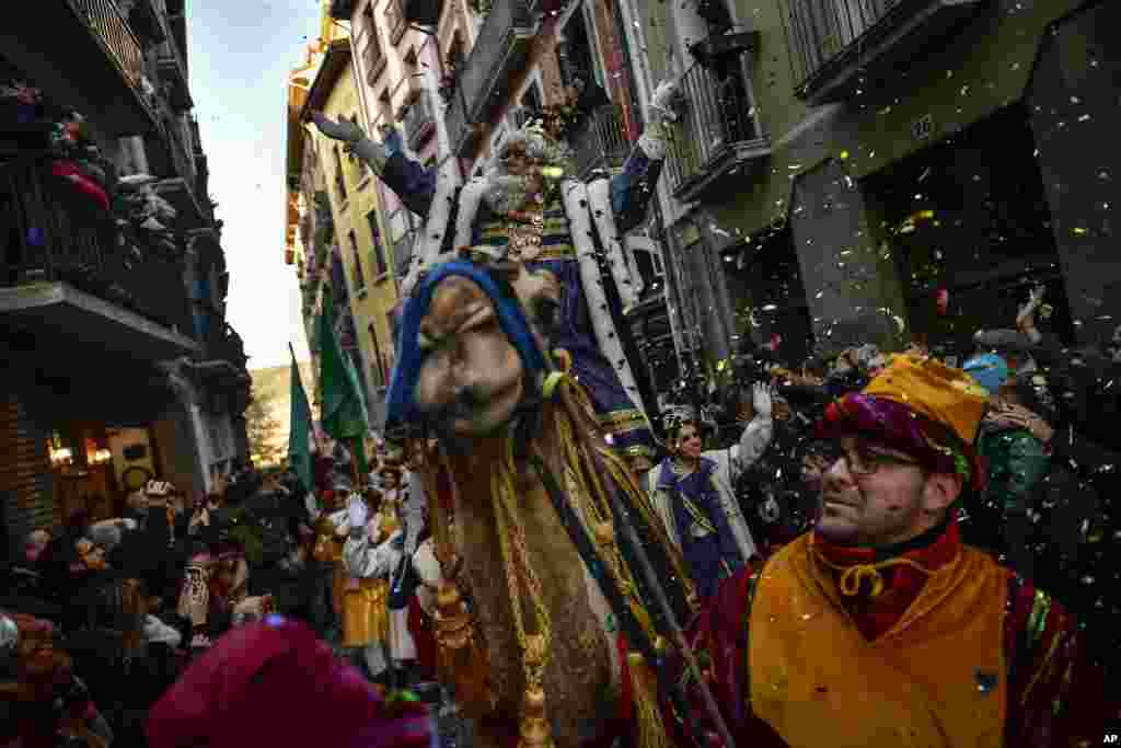 En Pamplona, una ciudad del norte de España, se celebra la cabalgata de los Reyes Magos el día antes de la Epifanía. El desfile simboliza la llegada de los magos a Belén después del nacimiento de Jesús.