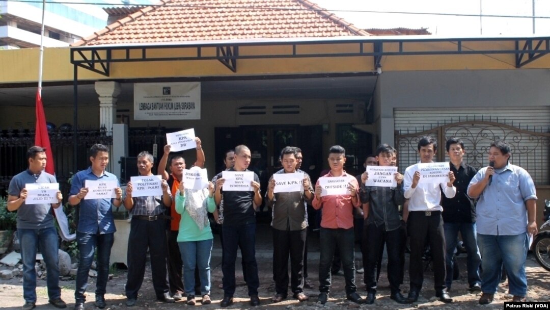 Selain di Jakarta, dukungan pada KPK juga terlihat di banyak wilayah di Indonesia, termasuk di Jawa Timur, di mana anggota LBH se Jawa Timur dan aktivis anti korupsi menggelar aksi keprihatinan di depan kantor LBH Surabaya, menolak kriminalisasi KPK (23/1).