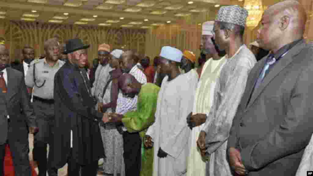 Le président du Nigeria, Goodluck Jonathan, &nbsp;recoive les parents des filles enlevées du lycée de &nbsp;Chibok, &nbsp;au Nigeria, le 22 juillet 2014.