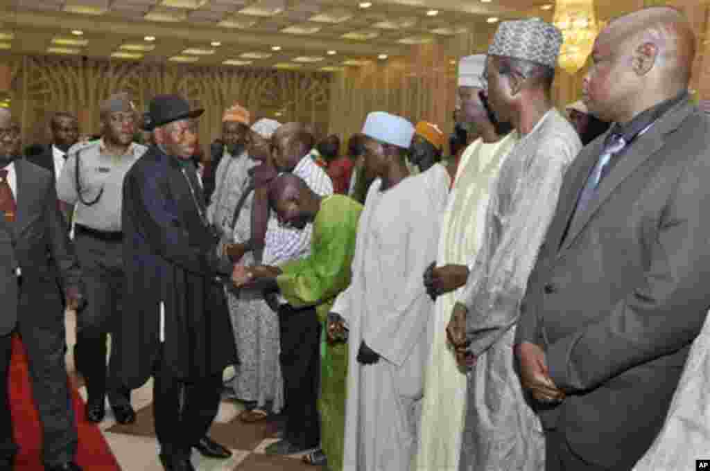 Le président du Nigeria, Goodluck Jonathan, troisième à gauche, recoit les parents des filles enlevées de l&rsquo;école secondaire publique de Chibok, à Abuja, au Nigeria, mardi le 22 Juillet 2014. (AP Photo) 