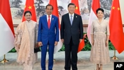 Presiden China Xi Jinping dan ibu negara Peng Liyuan (kanan), bertemu Presiden Joko Widodo dan ibu negara Iriana di kota Chengdu Provinsi Sichuan, China barat daya, Kamis, 27 Juli 2023. 