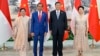 2023年7月27日中国国家主席习近平(右二和妻子彭丽媛(右)在中国西南部四川省成都市会见印度尼西亚总统佐科·维多多(左二)和他的妻子伊里亚娜(左)