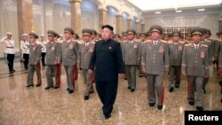 Pemimpin Korea Utara Kim Jong-un (tengah) mengunjungi Istana Kumsusan dalam peringatan HUT ke-20 wafatnya pendiri negara itu, Kim Il-sung di Pyongyang (8/7).