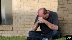 Un hombre reza ante la unidad de urgencias del Medical Center Hospital en Odessa, Texas, el sábado 31 de agosto de 2019 tras un tiroteo en la zona de Odessa y Midland, en el oeste de Texas. (Mark Rogers/Odessa American via AP)