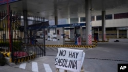 ARCHIVO - Un cartel alerta a los clientes que no hay gasolina en una estación de servicio, en La Paz, Bolivia, el 21 de octubre de 2024.