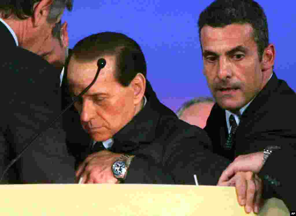 Berlusconi collapses during a speech at a political rally in Montecatini Terme in 2006. (REUTERS/Agenzia TDN)