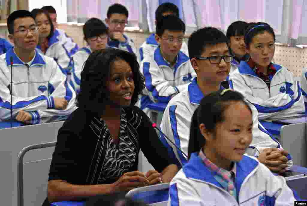 Michelle Obama assiste a uma aula de inglês no Liceu No. 7 de Chengdu, durante a sua visita à província de Sichuan, Março 25, 2014.