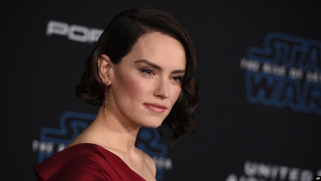 Daisy Ridley, pemeran tokoh Rey, tiba di acara penayangan perdana serial "Star Wars: The Rise of Skywalker" di Los Angeles, 16 Desember 2019. (Foto: Jordan Strauss/Invision/AP)