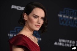 Aktris Daisy Ridley di acara pemutaran perdana film "Star Wars: The Rise of Skywalker" tahun 2019 di Los Angeles (dok: Jordan Strauss/Invision/AP)