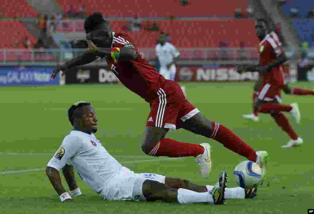 Joel Mpela Kimwaki de la RDC, en bas, contre Thievy Koulossa Bifouma, dessus, lors des quarts de finale au cours desquels la RDC a battu le Congo 4-2.