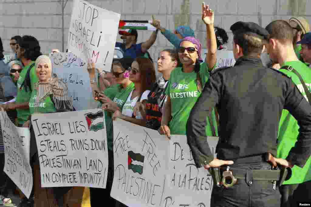 Pro-Palestinian activists shout slogans and hold banners during a demonstration in front of the French embassy in Amman August 30, 2012 after they were denied access at the border. 