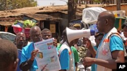 Petugas kesehatan tengah memberikan keterangan kepada warga tentang virus Ebola dan bagaimana untuk menghindari infeksi di Conakry, Guinea (Foto: dok).