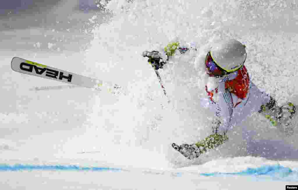 Vận động viên người Andorra Joan Verdu Sanchez té ngã trong lần trượt đầu tiên ở môn trượt tuyết núi cao nội dung slalom của nam tại Thế vận hội mùa đông Sochi 2014 ở Trung tâm trượt tuyết Khutor Rosa, Nga.