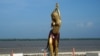 Ciudad natal de cantante Shakira en Colombia le inaugura estatua gigante