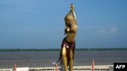 Vista de una estatua de la cantante colombiana Shakira en el Malecón de Barranquilla, Colombia, el 26 de diciembre de 2023.