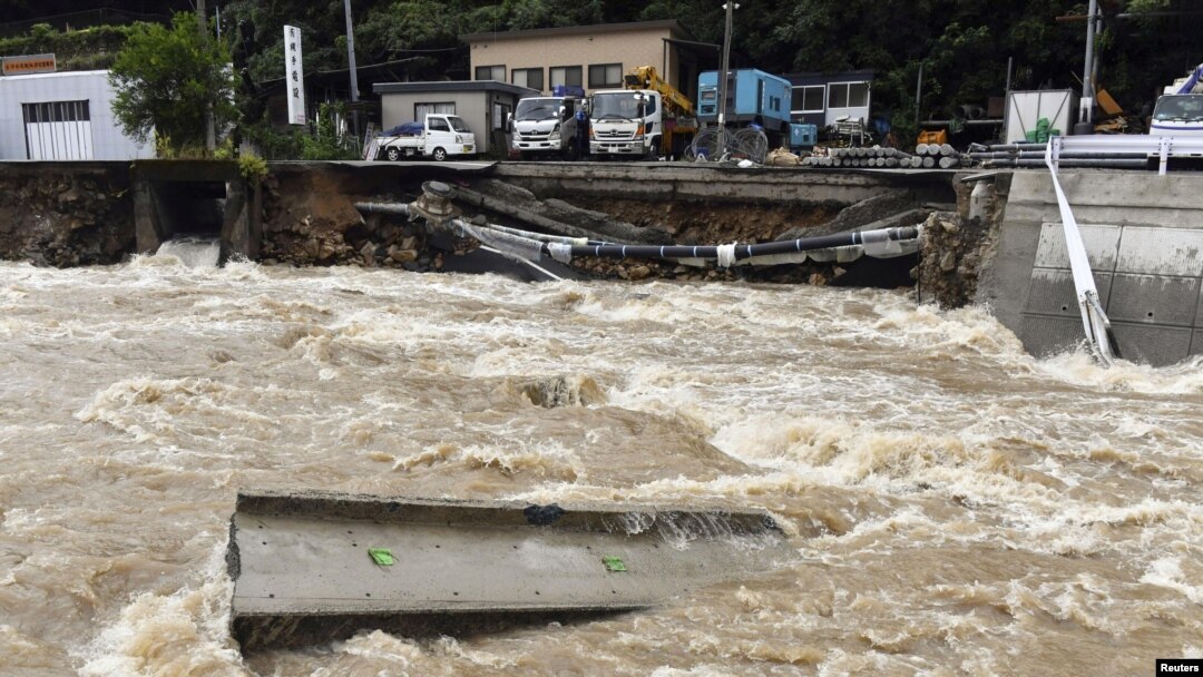 Sebuah jalan rusak akibat meluapnya sungai Suzuhari akibat hujan deras di Hiroshima, Jepang bagian barat, 13 Agustus 2021, (Kyodo/via REUTERS)