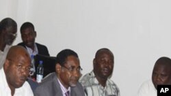Mbunge wa Wawi Zanzibar Hamad Rashid Mohamed (katikati),akiwa na wanachama wenzake katika kikao cha Baraza Kuu la Chama Cha Wananchi (CUF)mjini Zanzibar