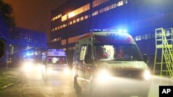 Ambulan mengangkut para korban kecelakaan di pertambangan Myslowice-Wesola, dekat kota Katowice, Polandia selatan ke rumah sakit terdekat, Senin malam (6/10) waktu setempat.