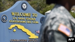 ARCHIVO - Esta fotografía, tomada durante una visita escoltada por el Ejército de EEUU, muestra un cartel de bienvenida en el camino a la Estación Naval de Estados Unidos en la Bahía de Guantánamo, Cuba, el 7 de abril de 2014.