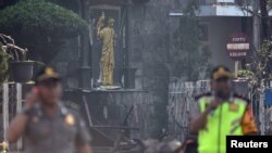 Para polisi berjaga di luar Gereja Santa Maria Tak Tercela menyusul ledakan bom di gereja tersebut, di Surabaya, Jawa Timur, 13 Mei 2018 (Antara Foto/M Risyal Hidayat / via Reuters)