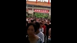 2017年7月25日，部分善心汇请愿者在北京大红门国际会展中心附近遭包围清场。（推特视频）