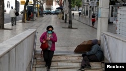 Une femme portant un masque de protection contre le nouveau coronavirus entre dans le métro de la place Rossio au centre-ville de Lisbonne, au Portugal, le 19 mars 2020. REUTERS / Rafael Marchante 