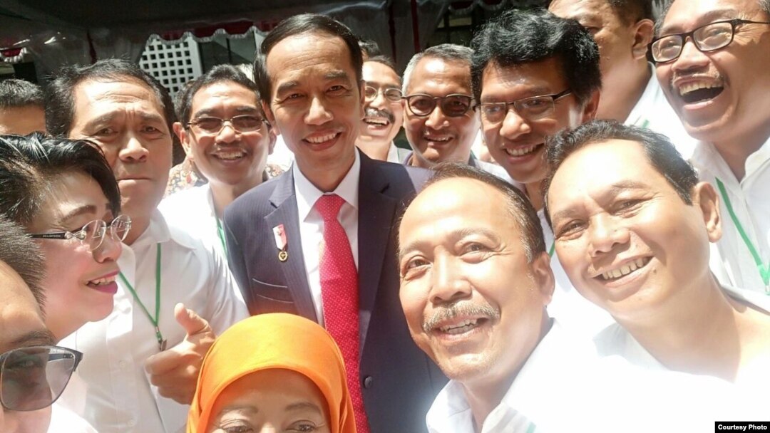 Jokowi bersama kawan-kawan satu angkatan dalam reuni 2017. (foto: Sugito)