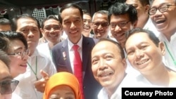 Jokowi bersama kawan-kawan satu angkatan dalam reuni 2017. (foto: Sugito)