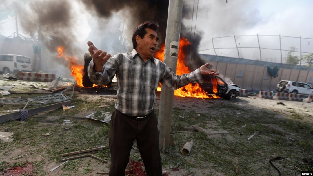 Un hombre afgano habla sobre la explosión en Kabul este 31 de mayo.