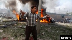 Un hombre afgano habla sobre la explosión en Kabul este 31 de mayo.