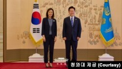 미셸 스틸 대사가 신임장을 제정한 뒤 이재명 한국 대통령과 기념촬영을 하고 있다 (청와대 제공)
