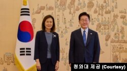 미셸 스틸 대사가 신임장을 제정한 뒤 이재명 한국 대통령과 기념촬영을 하고 있다 (청와대 제공)