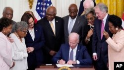 Rais Joe Biden akisaini amri ya kiutendaji ya kuadhimisha siku ya kumaliza mfumo wa kutumia watumwa, Juneteenth National Independence Day ACT, June 17, 2021. 