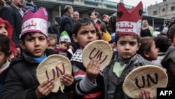 Des enfants palestiniens lors d'une manifestation contre les coupures d'aide, devant les bureaux des Nations Unies à Khan Yunis, dans le sud de la bande de Gaza, le 28 janvier 2018.