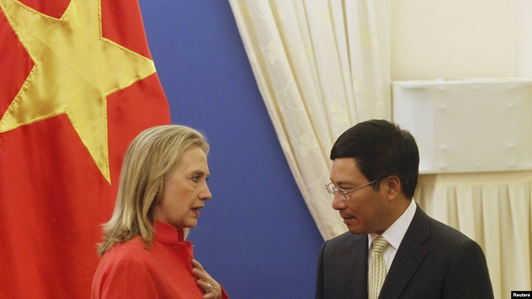 Menlu AS Hillary Clinton (kiri) berbicara dengan Menlu Vietnam, Pham Binh Minh dalam kunjungannya di Hanoi (10/7).