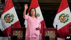 秘鲁总统迪娜·博鲁阿尔特(Dina Boluarte)在秘鲁首都利马的政府官邸出席新闻发布会时挥手致意。(2024年4月5日)
