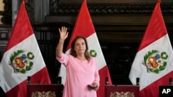 La presidenta de Perú, Dina Boluarte, saluda cuando llega para asistir a una conferencia de prensa en el Palacio de Gobierno en Lima, Perú, el viernes 5 de abril de 2024. (Foto AP/Martín Mejía)