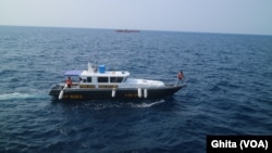 Salah satu kapal patroli Kepolisian yang melakukan penyisiran (sweeping) di sekitar titik jatuhnya pesawat Lion Air JT 610, di Perairan Tanjung Karawang, Jumat, 2 November 2018. (Foto: VOA/Ghita)