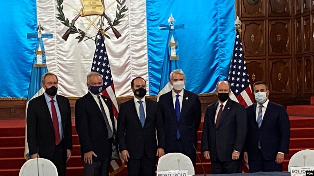 Senadores estadounidenses junto al canciller de Guatemala, Pedro Brolo, durante una visita a Guatemala. Foto Eugenia Sagastume, VOA.